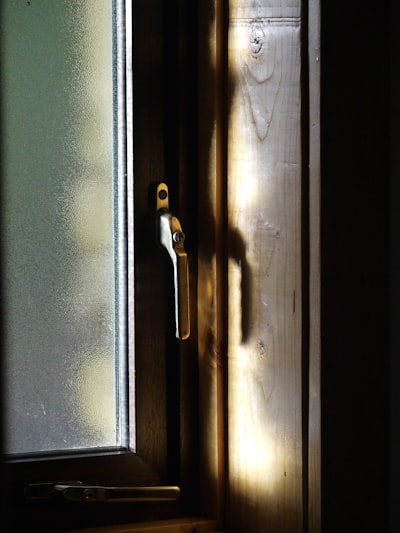 window latch — loquet de fenêtre