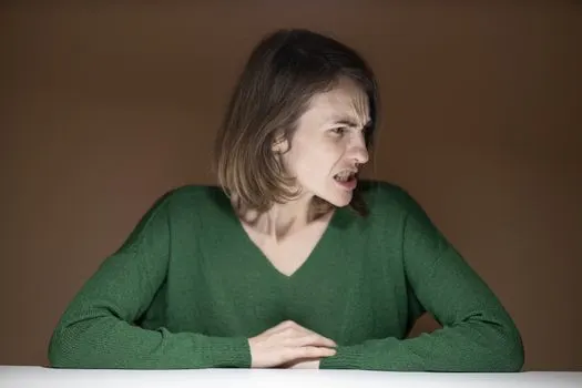 хмуриться — scowl at