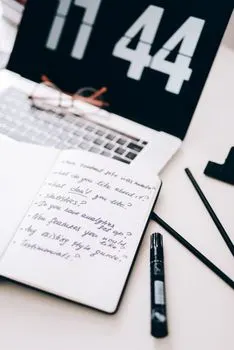 Можно одолжить ручку на минуту? — Kann ich mir kurz einen Stift ausleihen?