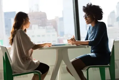 talk to each other — se parler