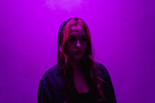 принимать что-либо близко к сердцу — take sth personally