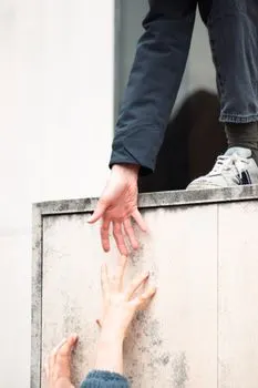 hacer un favor — do a good turn