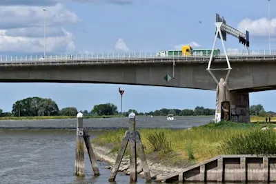 cabeza de puente — bridgehead