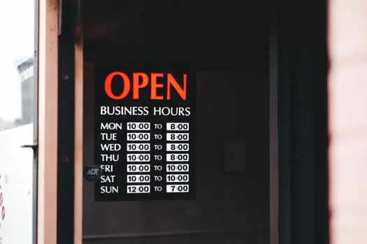 Nedeljom ne radimo — We're closed on Sundays