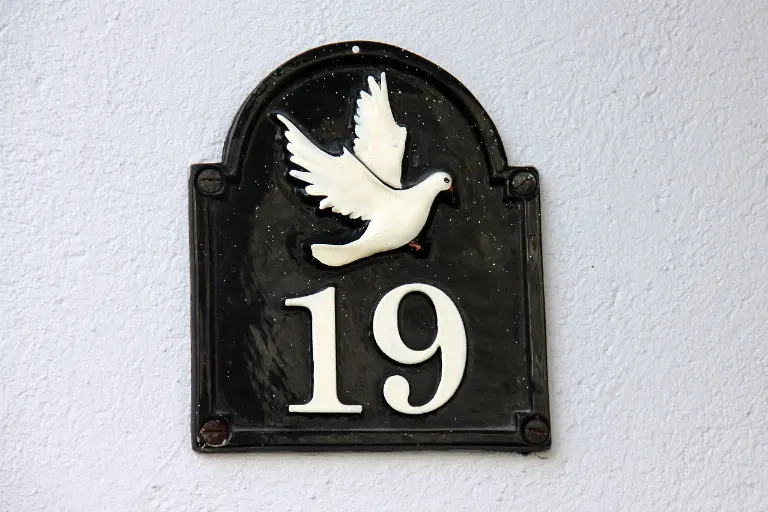 nineteen — dix-neuf
