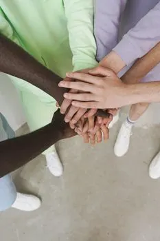 встаньте плечом к плечу — stand shoulder to shoulder