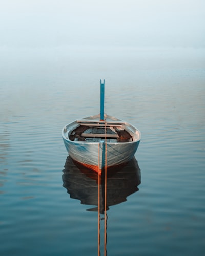 dans le même bateau — in the same boat