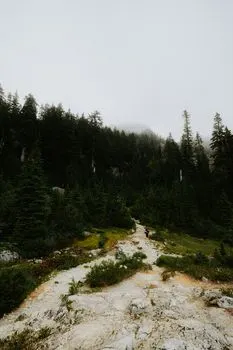 в глуши — the middle of nowhere