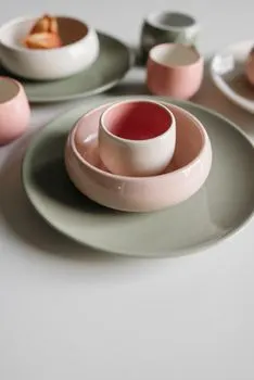 Nešto kao tanjir, ali dublje — Something like a plate, but deeper