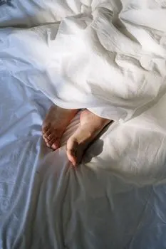 опоздать — To lie in