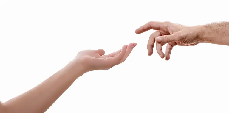give me a hand — donne-moi un coup de main