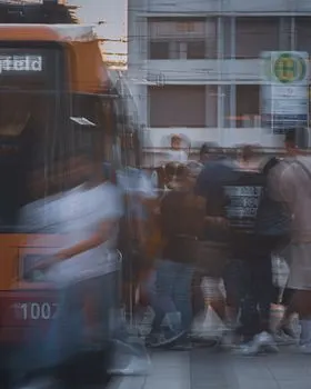 суета и шум — hustle and bustle