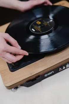 okrenuti ploču — change one's tune