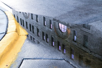 bordure du trottoir — Kerb