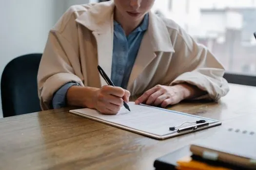 подать заявку на работу — apply for a job
