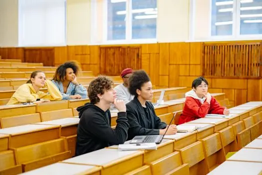 Обучение в учебном заведении — Study at an institution