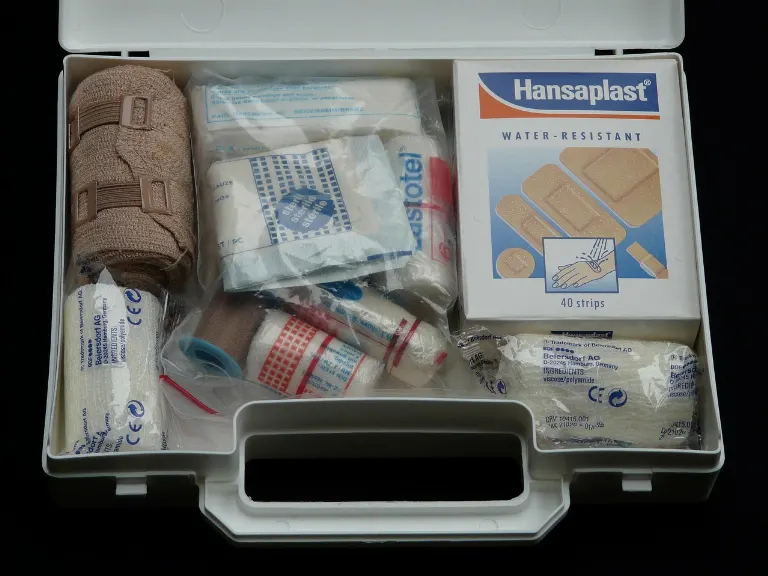 first aid — primeros auxilios