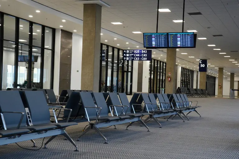 gate change — cambio de puerta