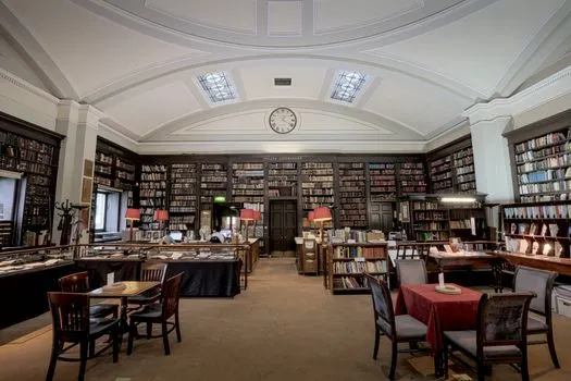 bibliothèque (terme croate) — knjižnica