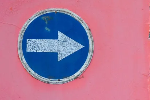 à droite de — sağında
