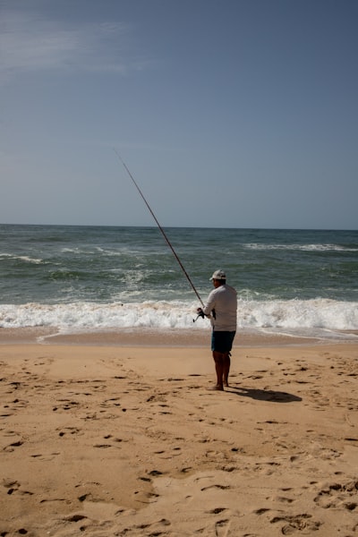cast off — larguer les amarres