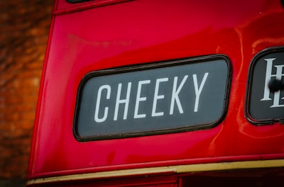 Cheekily — effrontément