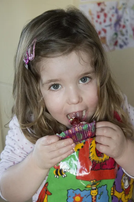 has a sweet tooth — aime les sucreries