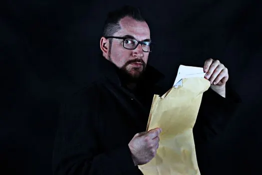 leak out information — divulguer des informations
