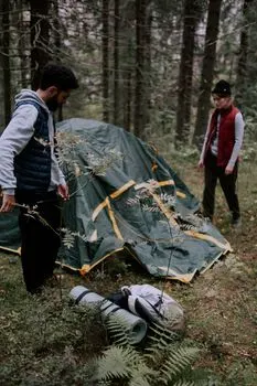pitch a tent — montar una tienda de campaña