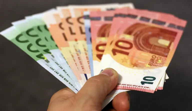 pay in cash — payer en espèces