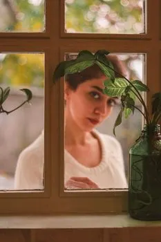 смотреть в окно — gaze out of the window