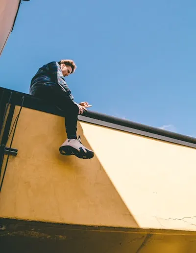 Talk somebody off the ledge — faire redescendre quelqu'un