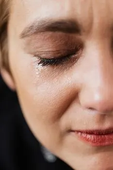 weeping — en pleurs