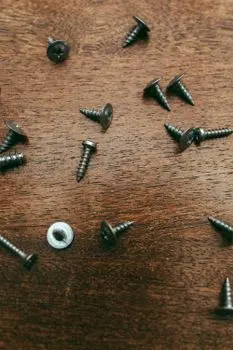 закрепить — To screw