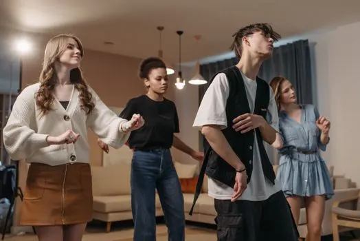 душа компании — life and soul of the party