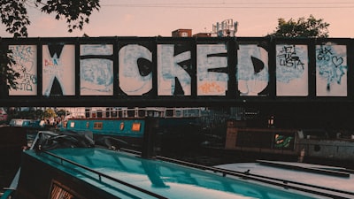 moqué — mocked