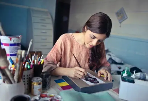 Она дизайнер. — She is a designer