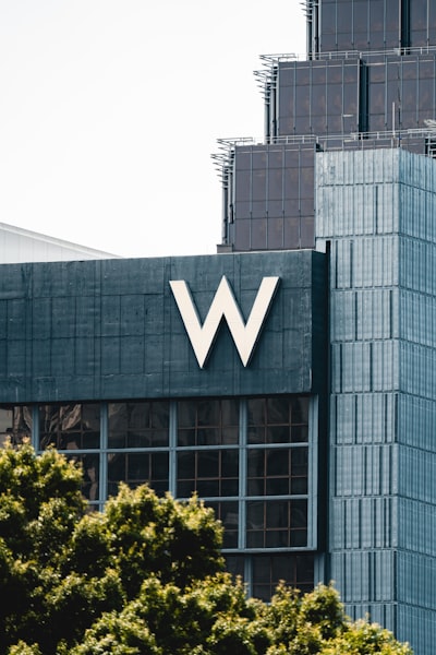 Wealthier — plus riche