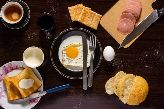 Qu'y a-t-il pour le petit-déjeuner ? — Šta ima za doručak?