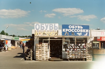 oblige — obliges